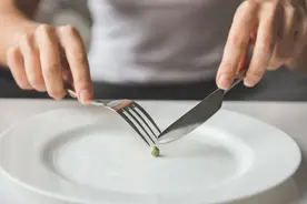 以前吃不饱会生病，现在吃不饱竟能长寿？图片