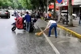 小心！电动车、摩托车相继滑倒！岳阳这条路有“陷阱”？图片