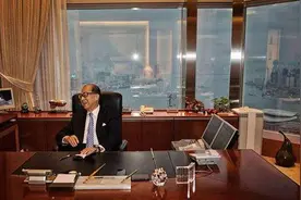 他是香港最受人尊敬的富豪，出门从不带保镖，张子强见他都得绕道图片