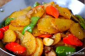 土豆这样做太下饭了，鲜美入味，比肉还受欢迎，半锅米饭不够吃图片