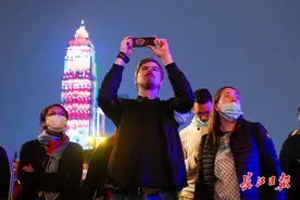 参观东湖绿道、观赏知音号表演……在华外国人游武汉时感叹：这里很安全很繁华图片