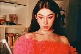 伊能静儿子又惹争议！半裸合照美女尺度遭吐槽，曾因异装癖引关注图片