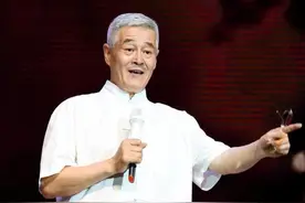 赵本山儿子拍摄搞怪视频，一本正经驾驶玩具车画面逗趣图片