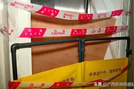吓人！南宁一小区电梯从14楼坠落到负2楼，5楼以下电梯门全部变形图片