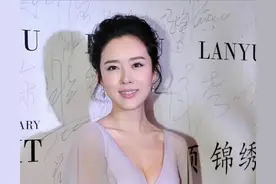 颜丹晨又轻松美出圈了，穿深V连衣裙优雅迷人，43岁越看越漂亮图片