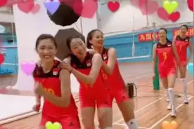 女排姑娘们送别恩师郎导，网友：太暖心！这才是一支王者之师图片