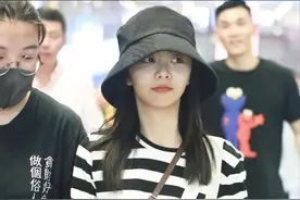 谭松韵真的不是00后？穿条纹T恤配半身裙走机场，嫩得像个高中生图片