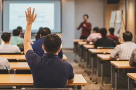 黑龙江职业学院“霸道查寝”引热议，毕业生：“高职院校都这样”图片