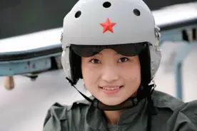 中国首位歼10女飞行员，30岁跳伞失败牺牲，36万人自发送别图片