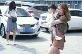 妈妈带儿子出门，走到小区门口立刻捂住孩子眼睛，网友：太机智图片
