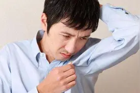一抬胳膊就能闻见腋下臭味？要想解决腋臭，靠谱的办法有几个图片