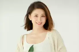 36岁李小萌晒二胎孕照，已10个月仍四肢纤细，儿子亲吻孕肚显温馨图片