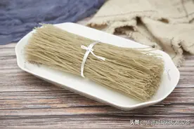 农户选择这种红薯粉条机，一机多用，种类丰富，一天能做几十吨图片