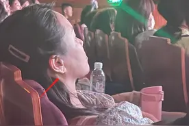 53岁伊能静素颜现身迪士尼，面部凹陷耳垂变形，生图被疑医美过度图片