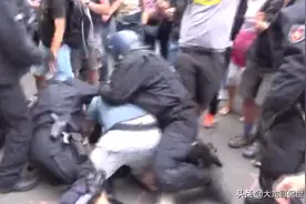 德国警察当街暴打反封锁抗议者，抓600多人，还动用了高压水枪图片