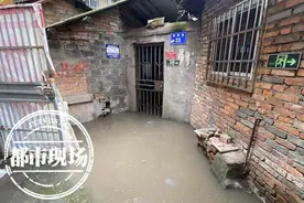 挖掘机作业挖破自来水管，积水倒灌，南昌2户居民家中被淹图片