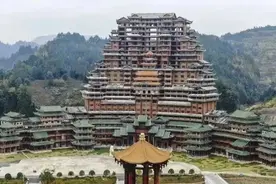 看了独山县举债400亿造出的东西，我三观尽毁图片