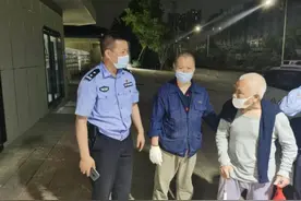 八旬老人迷路流落街头 民警救助获点赞图片