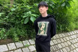 知名歌手洪卓立从高处坠落！口吐白沫生命垂危，被送往医院抢救图片