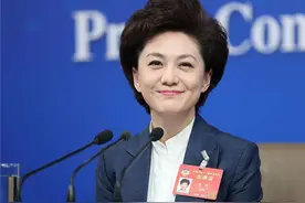 央视主持人海霞，回老家却毫无架子，扭秧歌、下地干农活图片