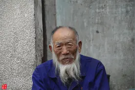捡来的孙子开学需要280元生活费，爷爷卖光家中废品钱不够，愁哭图片