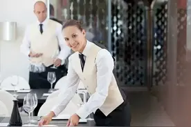 在国外叫“服务员”别再说“waiter”，这样很没礼貌图片