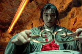 你看那个人，好奇怪哟，像一条狗。图片