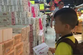 男孩在超市鬼鬼祟祟，被质疑偷拿东西，店员检查后泪目：你快走吧图片