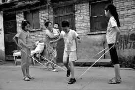 13岁来了初次月经，在那个非常保守的年代，真的太尴尬了图片
