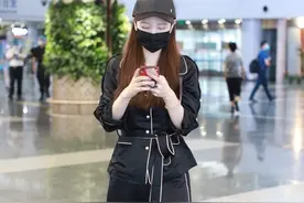 张萌真大胆，一身睡衣睡裤亮相机场，皮肤状态一点不像39岁人图片