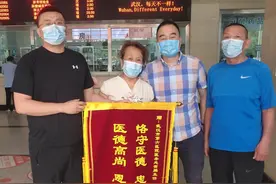 新冠肺炎患者出院81天后返回医院感谢救命恩人图片
