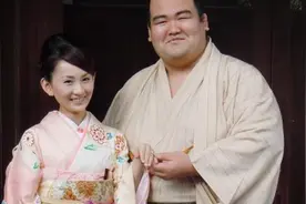 日本女人那么爱美，为何却愿意嫁给身材肥胖、长相丑陋的相扑手？图片