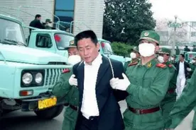 他30岁当上黑老大，聚众斗殴，杀人剁手，残害51人，黑白两道通吃图片