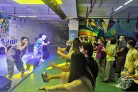 在地下停车场开音乐会、变装蹦迪，这届青年太会玩了图片