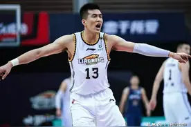 同样是球星，易建联发火，裁判不吹，郭艾伦发牢骚，就得吃T图片