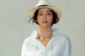 秋天了，白衬衫穿起来图片