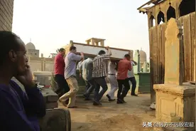 探秘中东恐怖贫民窟：百万活人以墓地为家，和死人住在一起图片