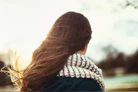 失业后，妻子仍假装上班，还带回更多钱，丈夫得知后做出伟大举动图片