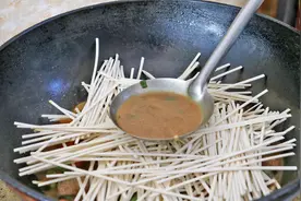 面条里加1瓶啤酒，这样做太解馋了，出锅全家抢着吃，比肉还香图片