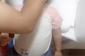 这爸爸真暖！带娃时突发奇想自创一套洗头方法，孩子不哭不闹超乖图片