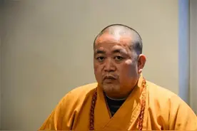 释永信的一件袈裟估价16万，光一个配钩就5万，还有翡翠玉环图片