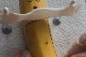 用香蕉模拟女性剖宫产全过程，看完不禁让人泪目，网友：心头泛酸图片