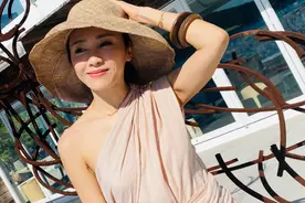 黎姿海边度假晒美照，奔五的年纪却仍不显老，脸上的梨涡更抢镜图片