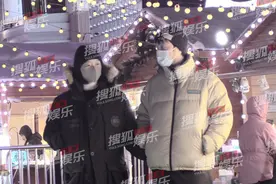 王传君齐溪牵手逛街被拍，恋情再添实锤，女方疑婚内与其当街搂抱图片