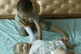 5岁儿子照顾妹妹，动作娴熟似亲妈，网友：全网混得最好的二胎图片
