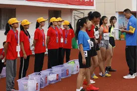 少年背后的身影图片