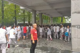 高三物理老师突发脑溢血，术后一个月主动要求回岗，他用敬业给高考生们上了人生一课图片