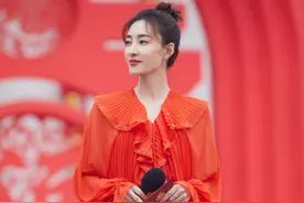 王丽坤和杨紫都是167cm，同穿红色雪纺裙，一个柔美一个灵动图片