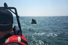 3人乘橡皮艇出海，被困大连银沙滩！图片