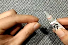 手指不小心被502胶水粘住了怎么办？不着急，滴上它胶水立马融化视频封面
